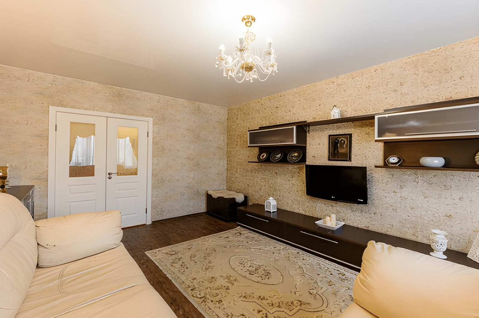 How Do You Make a Small Room Look Bigger with Decor?